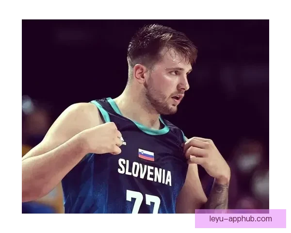 东契奇强势突破突发腿筋伤情离场治疗球队前景引关注